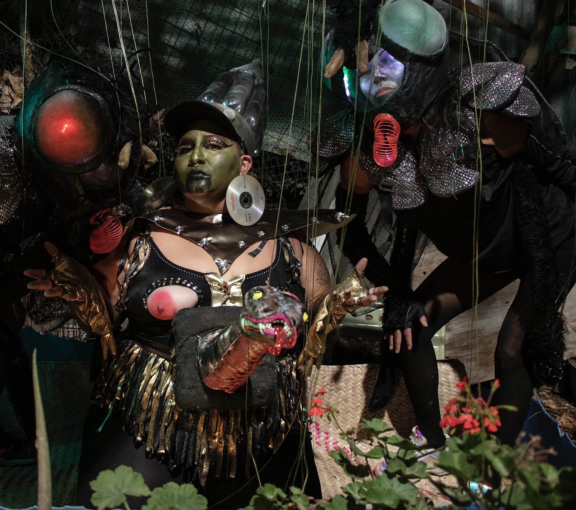 screenshot von Dung Kinship with someone performing a flie