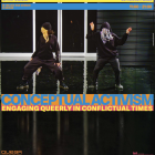 Poster mit Foto von zwei tanzenden Figuren im schwarzen Hoody, mit Kettenmaske vor dem Gesicht und horizontal Schriftzug Conceptual Activism